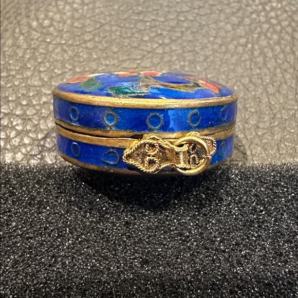 Vintage Cloisonné Pill Box Pendant Locket - Picture 3 of 6